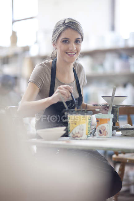 Potter painting plate at crockery factory — Stock Photo