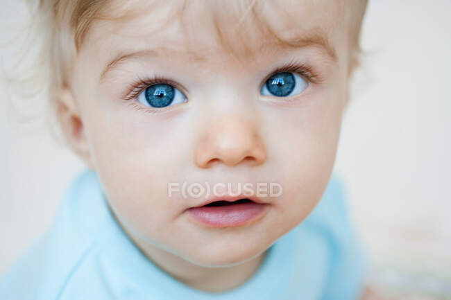 Baby looking at viewer — Stock Photo