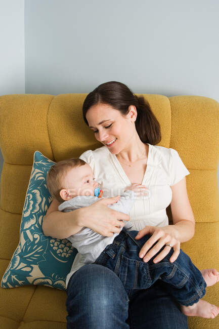 Una madre che tiene in braccio il suo bambino — Foto stock