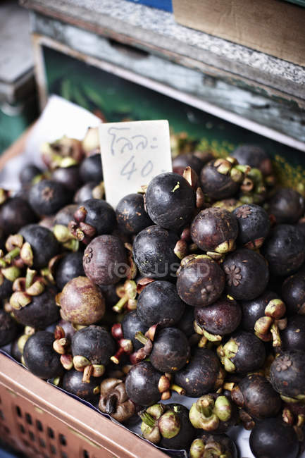 Mangostan Fruchthaufen zum Verkauf auf dem Markt — Stockfoto