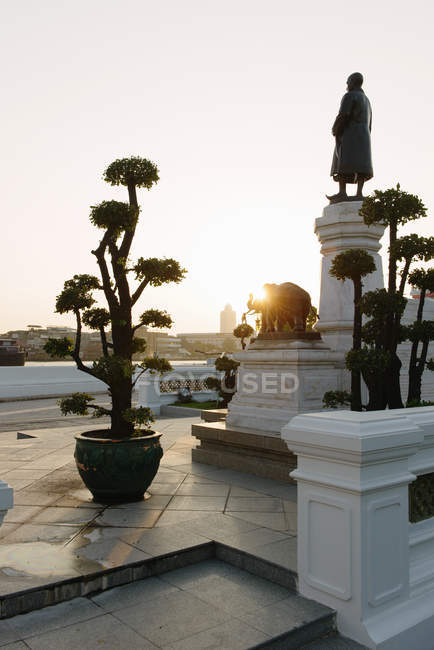 Estatua al amanecer, Templo de Wat Arun, Bangkok, Tailandia - foto de stock