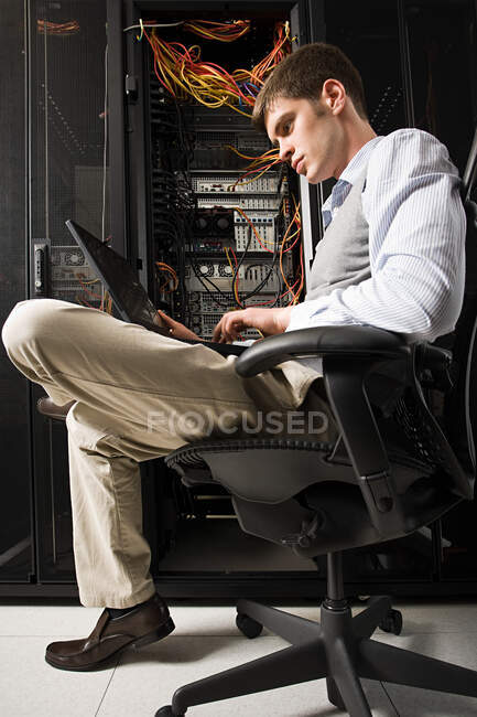 Tecnico informatico maschile che lavora — Foto stock