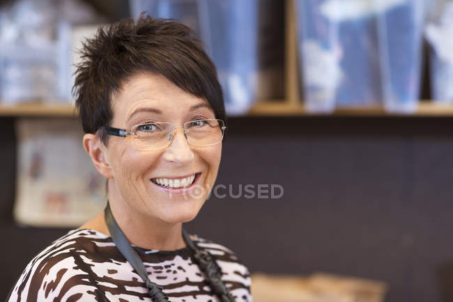 Portrait de couturière mature souriante en atelier — Photo de stock
