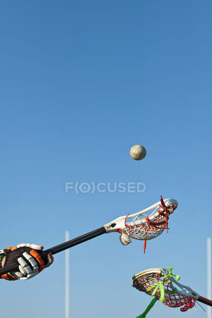 Jogadores de lacrosse competindo pela bola — Fotografia de Stock