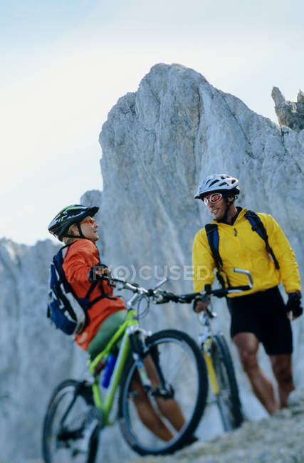 Ciclistas descansando en las montañas - foto de stock