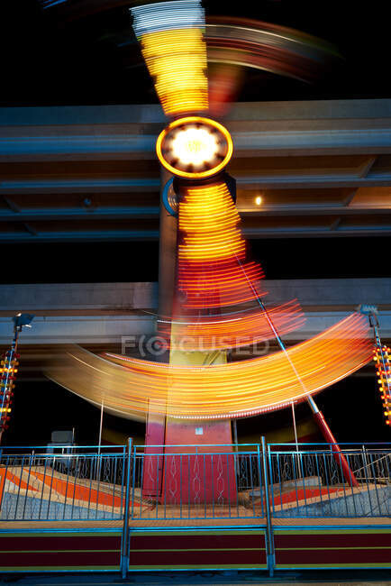 Passeio de Fairground à noite, exposição longa — Fotografia de Stock