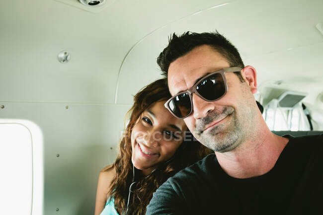 Smiling couple sitting in airplane — Stock Photo