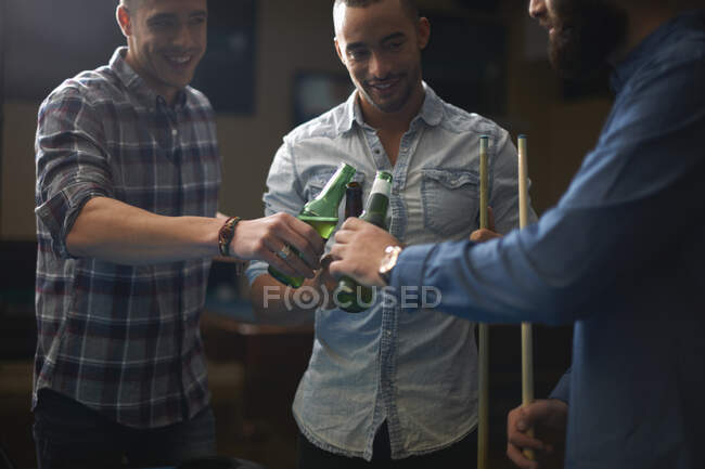 Homens brindam com cerveja no clube da piscina — Fotografia de Stock
