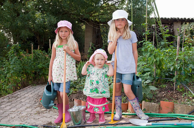 Girls gardening in vegetable garden — Stock Photo
