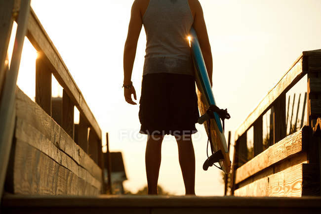 Adolescente de pé em antecipação pronto para surfar — Fotografia de Stock