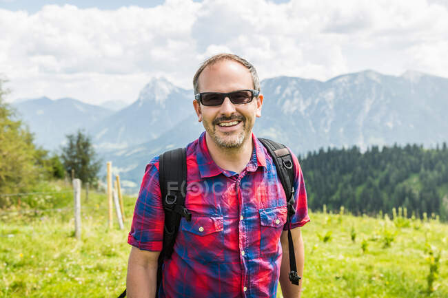 Retrato del hombre adulto medio, Tirol, Austria - foto de stock