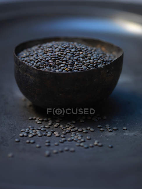 Крупним планом вид чаші чорної сочевиці — стокове фото