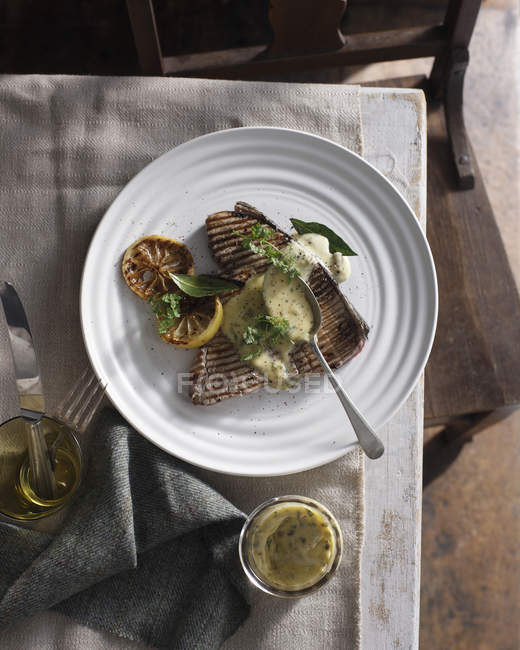 Grilled tuna steak with caper mayonnaise — Stock Photo