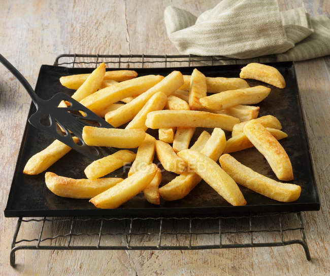 Patatine grosse sulla teglia da forno — Foto stock