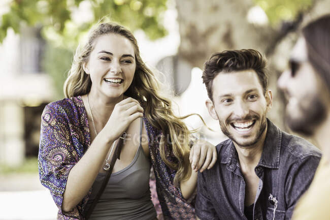 Friends in street chatting and smiling — Stock Photo