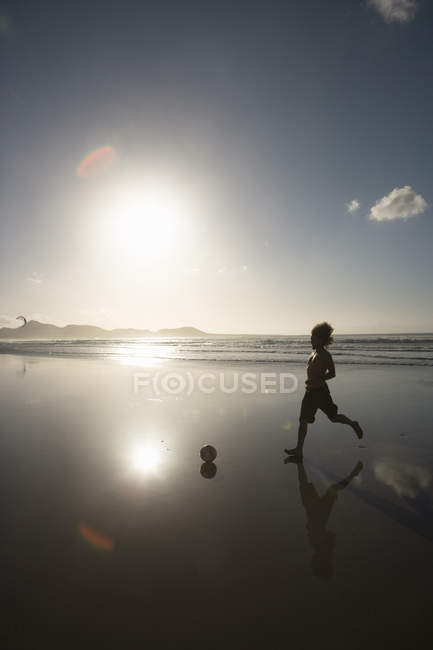 Hombre jugando con fútbol en la playa, Lanzarote, Islas Canarias, España - foto de stock
