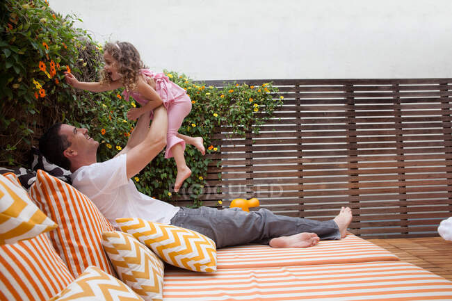 Pai levantando filha no ar — Fotografia de Stock