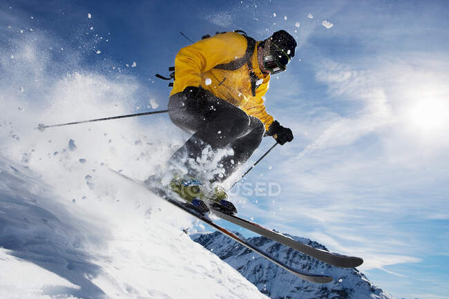 Ski masculin sur crête de montagne — Photo de stock