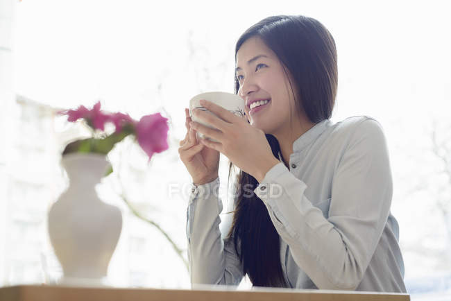 Femme relaxante avec une tasse de thé — Photo de stock