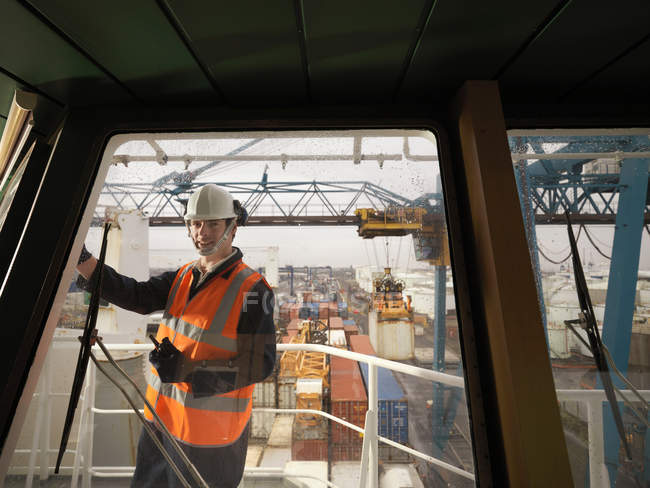 Port Worker Supervisione del caricamento della nave — Foto stock