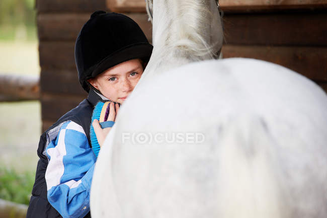 Portrait de fille câliner son poney — Photo de stock