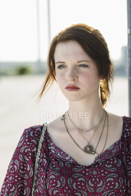 Портрет безмятежной молодой женщины на пустой парковке — стоковое фото