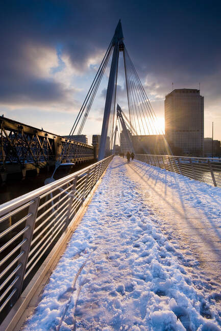 Snow on urban foot bridge — Stock Photo