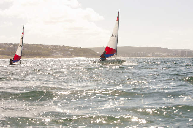 Teenagers sailing boats in sea water — Stock Photo