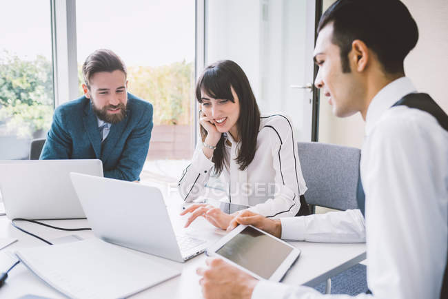 Jungunternehmerin und Männer treffen sich am Vorstandstisch — Stockfoto