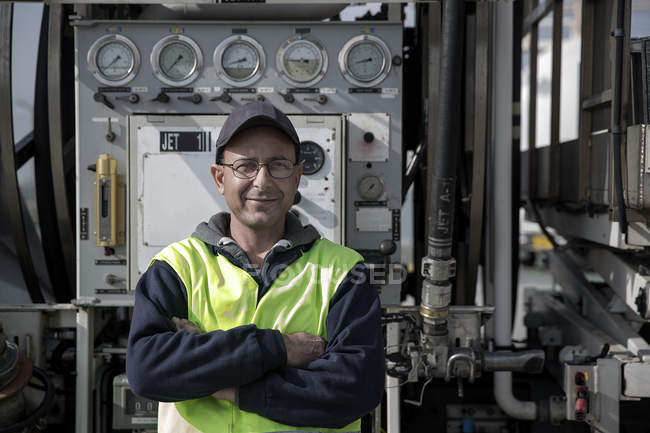 Retrato del trabajador masculino en depósito de combustible - foto de stock