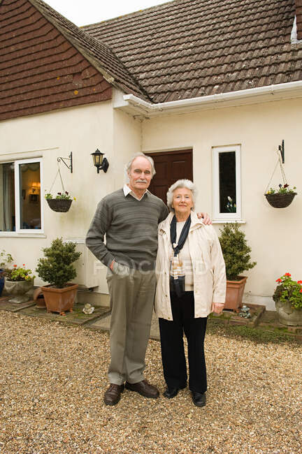 Senior couple outside house — Stock Photo