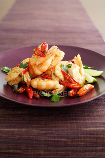 Plate of prawns with peppers — Stock Photo