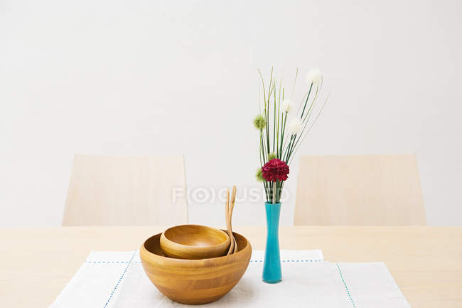 Vase of flowers and bowls — Stock Photo