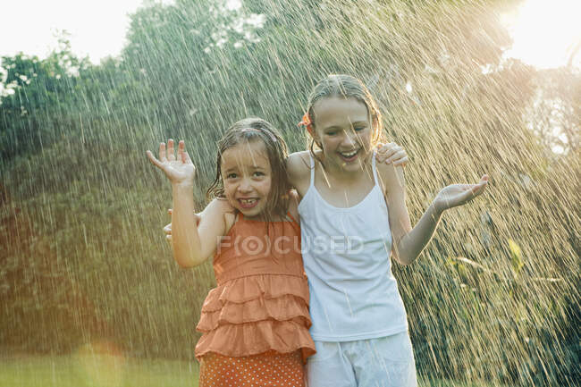 Ragazze in piedi sotto la pioggia — Foto stock
