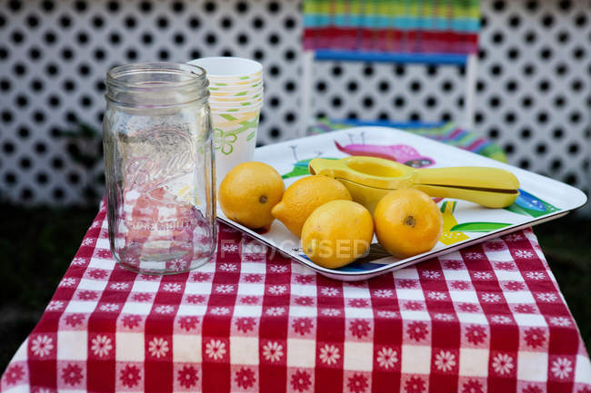 Frische Zitronen und Pappbecher — Stockfoto