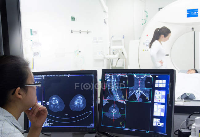 Infirmière examinant les rayons X à l'hôpital — Photo de stock