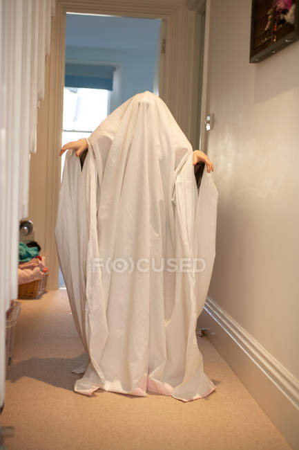 Child wearing ghost Halloween costume — Stock Photo
