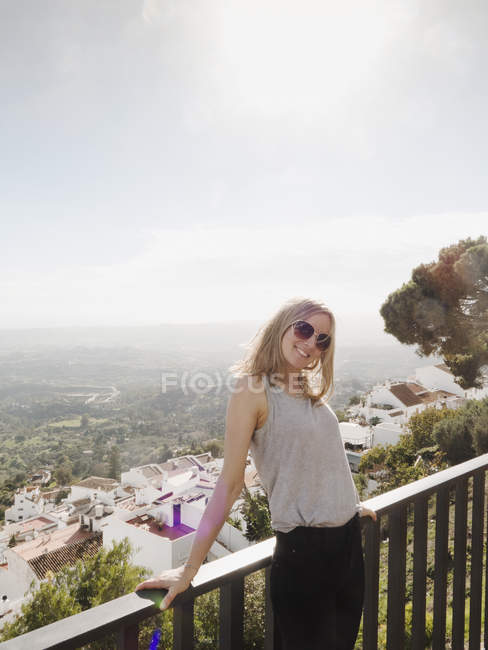 Retrato de mujer adulta de pie en el balcón, Mijas, Andalucia, España - foto de stock