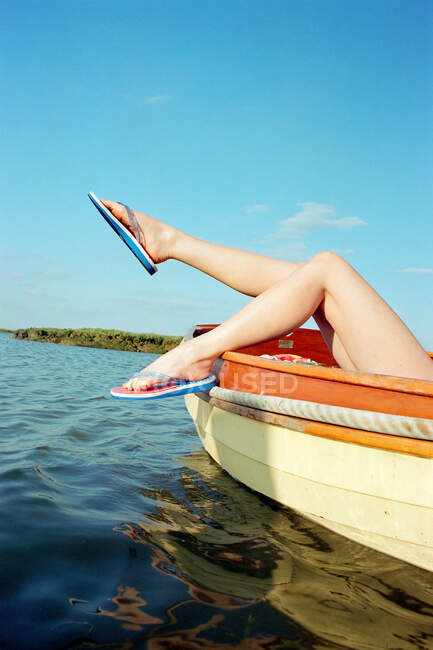 Bain de soleil sur un bateau — Photo de stock