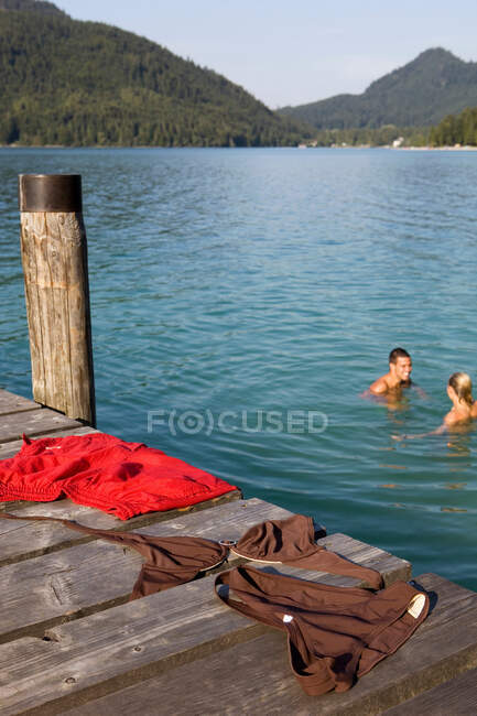 Una pareja bañándose desnuda en un lago - foto de stock