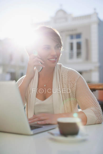 Mulher usando laptop no café calçada — Fotografia de Stock