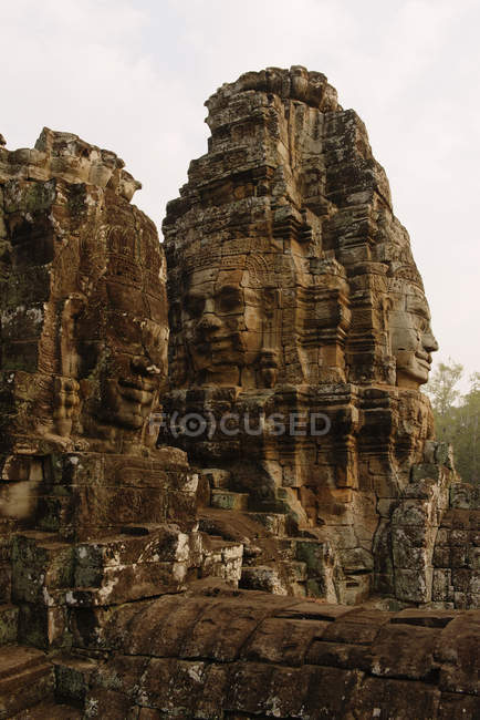 Rostros esculpidos, Templo de Bayon, Complejo Angkor Wat, Siem Reap, Camboya - foto de stock
