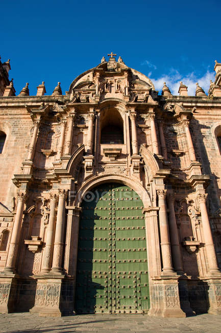 Кафедральний собор Санто-Домінго в площі Плаза де Армас — стокове фото