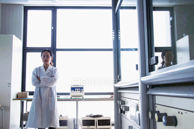 Retrato de científica femenina en laboratorio - foto de stock