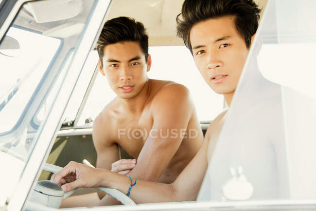 Junge Männer posieren im Auto für Kamera — Stockfoto
