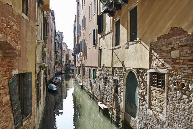 Stretto canale ed esterni architettonici, Venezia, Italia — Foto stock