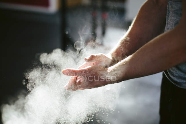 Человек кладет мел на руки — стоковое фото