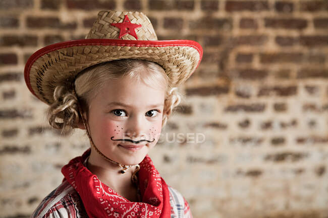 Jeune fille habillée en cow-girl — Photo de stock