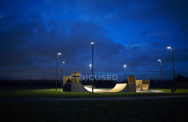 Skateboard park surrounded by circle of lights — Stock Photo