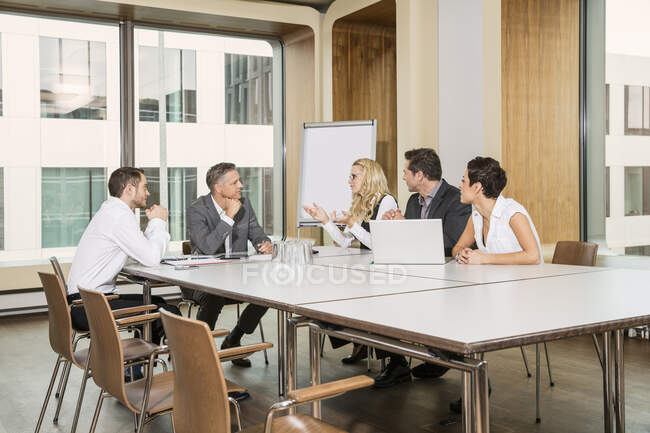 Зустріч бізнесменів у конференц залі — стокове фото